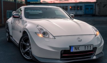 PHOTO OF WHITE NISSAN CAR