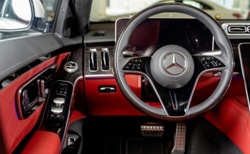 RED INTERIOR OF A LUXURY CAR MERCEDES-BENZ