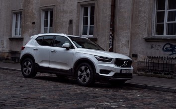 VOLVO XC40 ON PAVING STREET