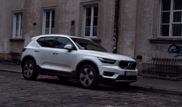 VOLVO XC40 ON PAVING STREET