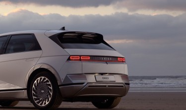 A CAR PARKED ON THE SEASHORE HYUNDAI IONIQ 5