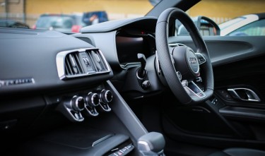 PHOTO BLACK STEERING WHEEL AUDI