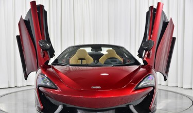  A BEAUTIFUL SHINY MCLAREN CAR WITH AN OPEN DOOR