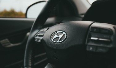 CLOSE UP ON HYUNDAI STEERING WHEEL