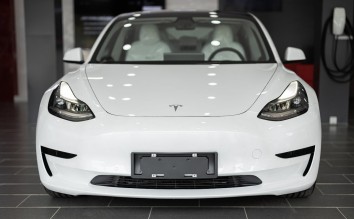 CLOSE UP PHOTO OF A WHITE CAR TESLA