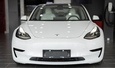 CLOSE UP PHOTO OF A WHITE CAR TESLA