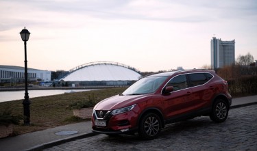 NISSAN QASHQAI ON THE COBBLESTONE ROAD IN MINSK