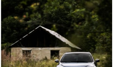 BLACK ALFA ROMEO 159 ON DIRT ROAD