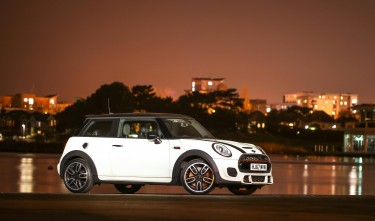 WHITE AND BLACK MINI COOPER 