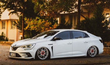 PHOTOGRAPH OF A WHITE RENAULT MEGANE 