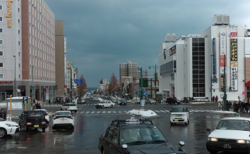 BUSY CITY INTERSECTION IN WINTER 