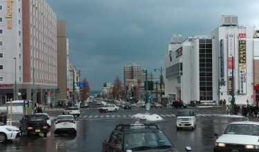 BUSY CITY INTERSECTION IN WINTER 