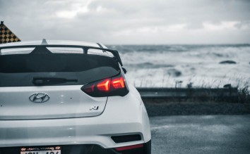 PHOTO OF A WHITE HATCHBACK CAR HYUNDAI