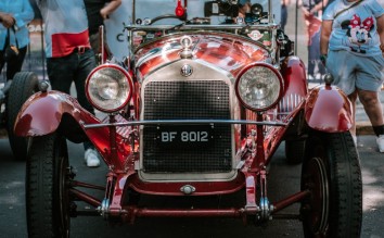 PEOPLE LOOKING AT CLASSIC RED ALFA ROMEO 6C