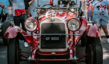 PEOPLE LOOKING AT CLASSIC RED ALFA ROMEO 6C