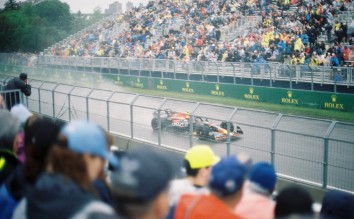 PEOPLE WATCHING FORMULA ONE CAR RACE MONZA ITALY