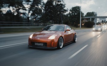 NISSAN SPORTSCAR DRIVING ON THE ROAD