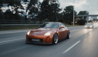 NISSAN SPORTSCAR DRIVING ON THE ROAD