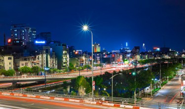 BLURRED LIGHT IF MOVING CARS IN CITY