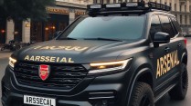 BLACK SUV WITH ARSENAL WRITTEN ON CAR PLATE 