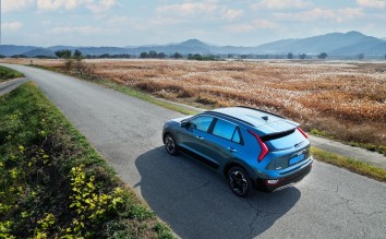 BLUE VEHICLE PARKED ON THE ROAD BESIDE A FIELD HYUNDAI