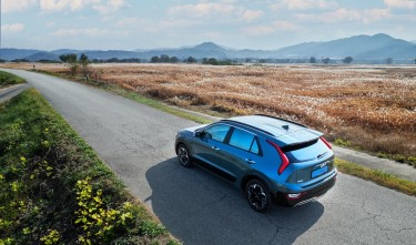 BLUE VEHICLE PARKED ON THE ROAD BESIDE A FIELD HYUNDAI