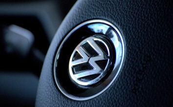 VOLKSWAGEN LOGO MACRO STEERING WHEEL