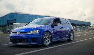 BLUE VOLKSWAGEN GOLF R