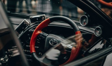 BLACK AND RED TOYOTA CAR STEERING WHEEL 