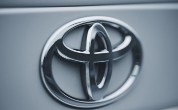 CLOSE UP OF TOYOTA EMBLEM