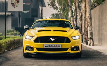 YELLOW FORD MUSTANG