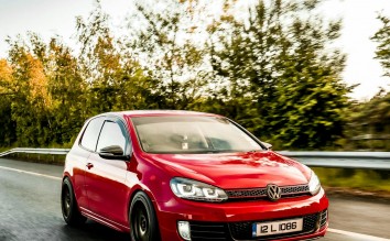 A VOLKSWAGEN GOLF ON THE ROAD 