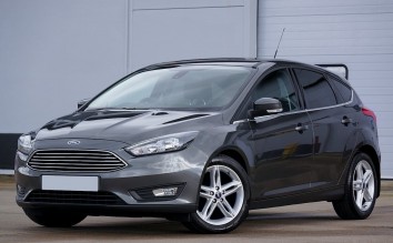 GREY FORD FOCUS HATCHBACK