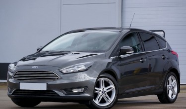 GREY FORD FOCUS HATCHBACK