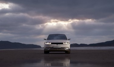 FRONT VIEW OF WHTE HYUNDAI CAR ON WET ROAD