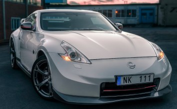 PHOTO OF WHITE NISSAN CAR