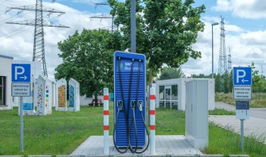  PUBLIC CHARGER FOR ELECTRIC VEHICLES 