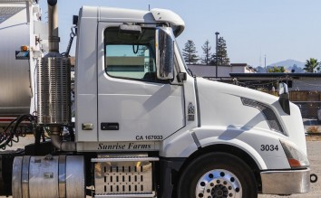 WHITE VOLVO VNL 300 HEAVY DUTY TRUCK