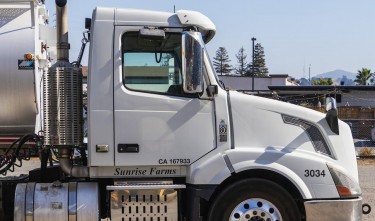 WHITE VOLVO VNL 300 HEAVY DUTY TRUCK