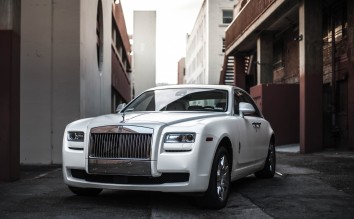 PHOTO OF WHITE ROLLS-ROYCE GHOST PARKED IN AN ALLEY