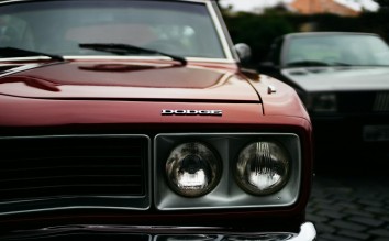 PHOTO RED CAR DODGE