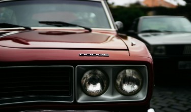 PHOTO RED CAR DODGE