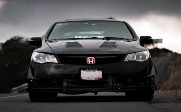 A BLACK HONDA CIVIC CAR