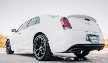 A WHITE CHRYSLER 300